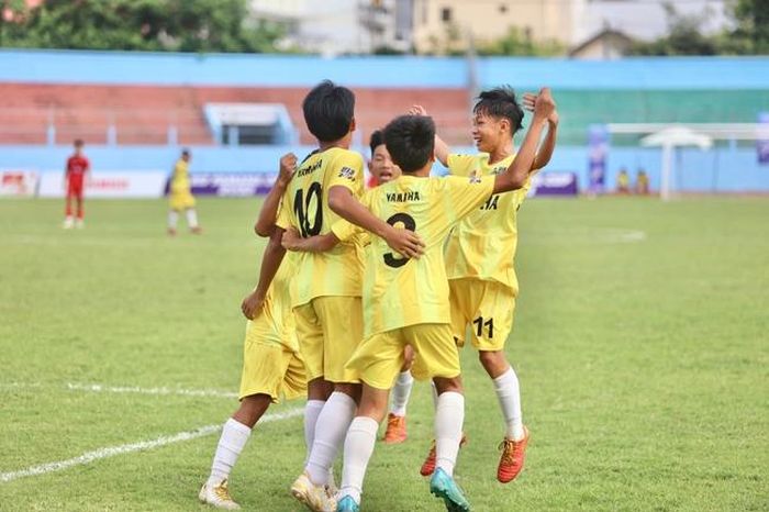 Những giải bóng đá trẻ, trước hết phải mang lại niềm vui cho con trẻ, chứ không phải nơi người lớn chạy theo thành tích. Ảnh: BTC