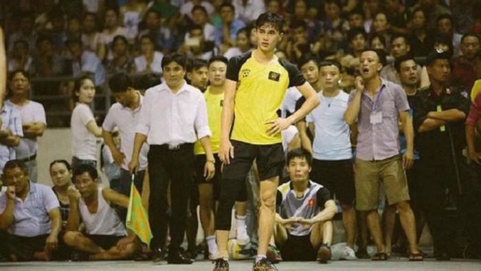 Trước đó, Phan Công Khanh cũng nổi tiếng là vận động viên được biệt danh là “vua bóng chuyền phủi”. Giai đoạn 2008 - 2015 Khanh đã thi đấu chuyên nghiệp cho đội tuyển Bến Tre và TP HCM. Năm 2014, Khanh được gọi lên đội tuyển quốc gia, nhưng sau đó đã giã từ sự nghiệp bởi chấn thương dây chằng ngón tay. Sau đó, Khanh chuyển hướng kinh doanh mua bán xe mô tô và bắt đầu tiếp xúc với siêu xe từ năm 2016, sau đó chính thức bước vào mảng kinh doanh "siêu xe".