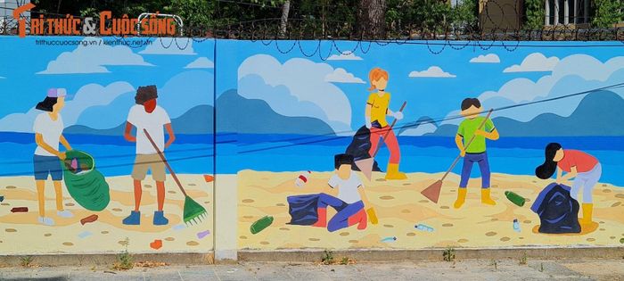Với chủ đề "Đà Nẵng xanh", các tác giả cũng tái hiện các đợt ra quân dọn dẹp, làm sạch bãi biển của thành phố.