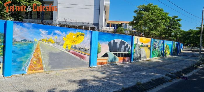 Cầu Rồng "phun mưa thổi lửa", với kiến trúc độc đáo, mới lạ, tạo nên nguồn cảm hứng đặc biệt về một thành phố đang chuyển mình mạnh mẽ, là biểu tượng mới của Đà Nẵng trong thời kỳ hội nhập và phát triển.