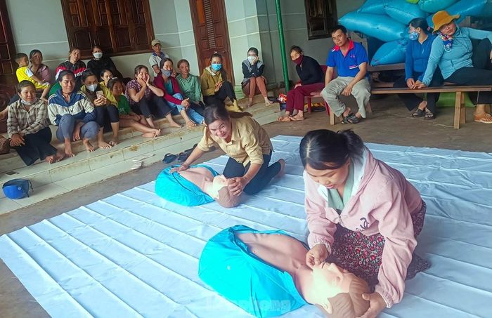  Phụ huynh tham gia buổi tuyên truyền hướng dẫn kỹ năng sơ cấp cứu phòng chống đuối nước. 