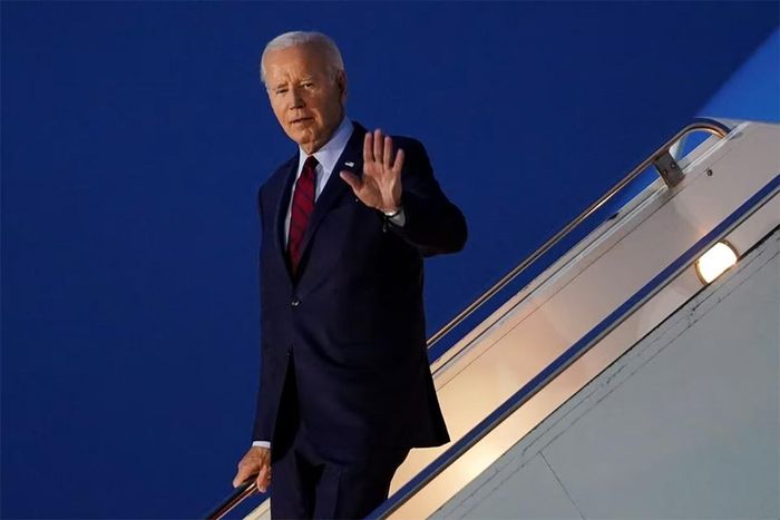 Tổng thống Mỹ Joe Biden hạ cánh ở sân bay Stansted, Anh ngày 9/7. Ảnh: Reuters