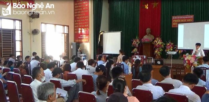  Phiên đấu giá công khai ngày 20/6 tại Hội trường xã Quỳnh Hưng. Ảnh: P.V 