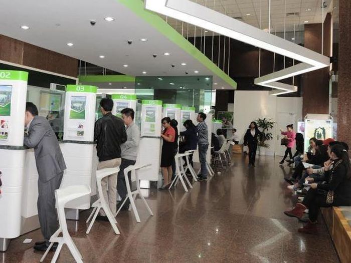 Giao dịch tại Vietcombank. (Ảnh: Vietnam+)
