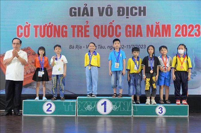 Ông Phạm Hồng Thanh, Ủy viên Ban chấp hành Liên đoàn Cờ tướng Châu Á, Tổng thư ký Liên đoàn Cờ tướng Việt Nam trao huy chương cho các kỳ thủ trẻ đạt thành tích cao tại Giải vô địch Cờ tướng trẻ quốc gia năm 2023.