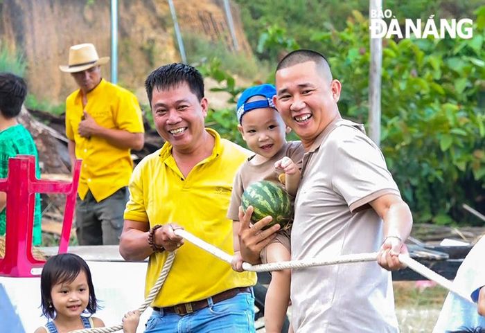 Nhiều trò chơi liên quan tới dưa hấu trong lễ hội được tổ chức tại nông trại Kokoro Farm nằm trên địa bàn thôn Trường Định, xã Hòa Liên.