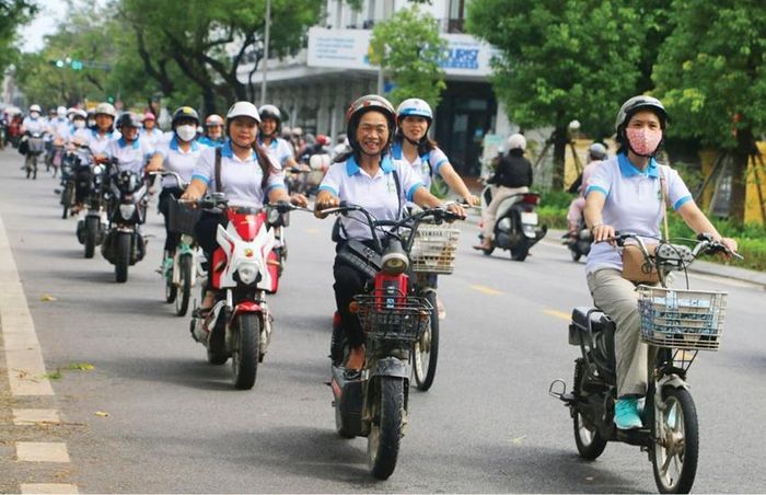 Phụ nữ TP. Huế lưu thông xe đạp điện trên đường phố