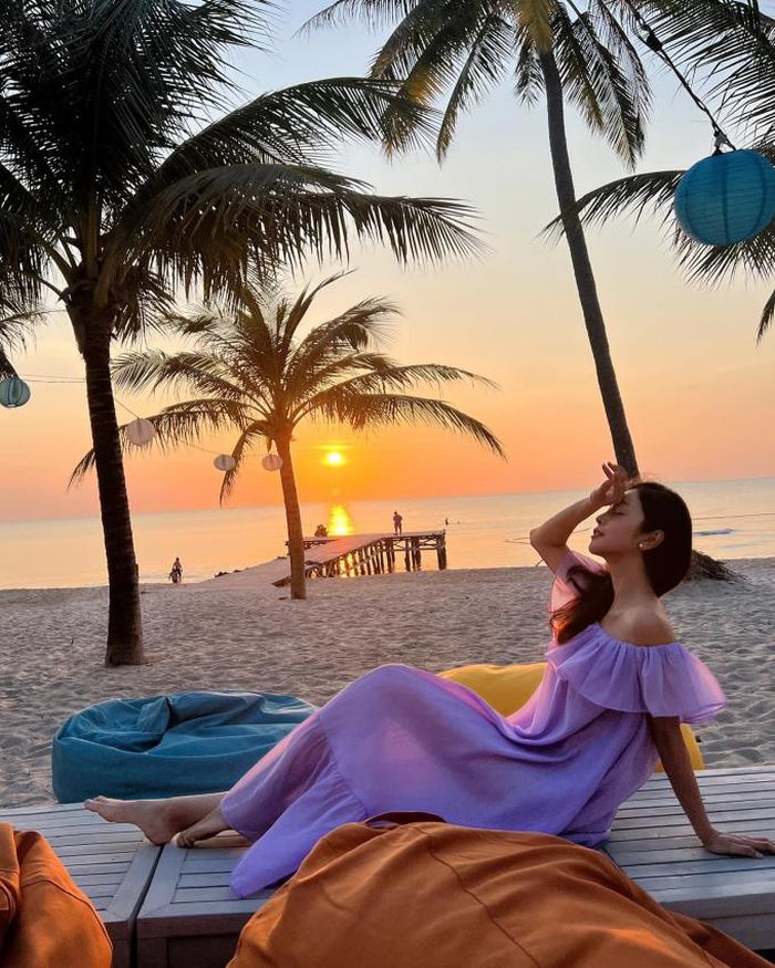 Bộ sưu tập đầm đi biển của hoa hậu nhiều mẫu váy suông màu sắc, được cô thay đổi liên tục, tôn nét đẹp ngọt ngào