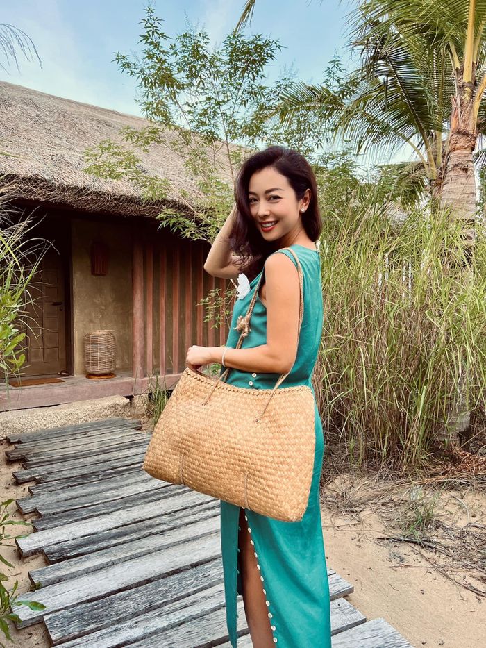 Trang phục với khoảng hở nhẹ nhàng ở tay, vai hay lưng giúp Jennifer Phạm giữ nét gợi cảm chừng mực.