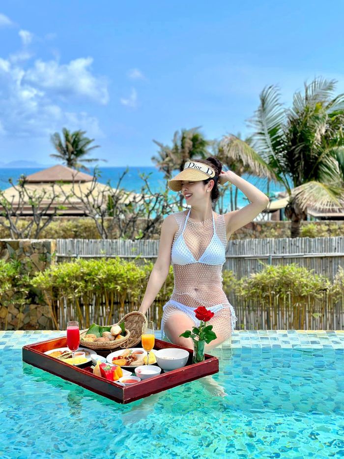 Trải qua bốn lần sinh nở, Jennifer Phạm vẫn giữ được cơ thể săn chắc, quyến rũ nhờ chăm tập gym, yoga mỗi ngày. Người đẹp cho biết cô thường tranh thủ lúc các con đi học, chồng đi làm để đi tập, dưỡng da và chăm sóc bản thân.