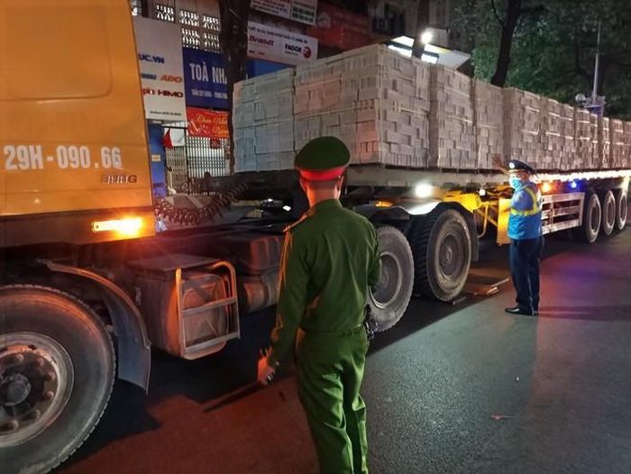 Cận cảnh chiếc xe "khủng long"