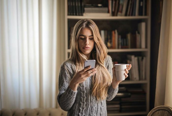 Nhiều người trẻ thu hẹp các mối quan hệ để có thể hạn chế việc trò chuyện qua điện thoại. Ảnh: Andrea Piacquadio/Pexels.