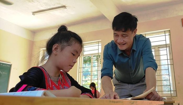 Thầy và trò ở Trường Tiểu học Phú Sơn (Quan Hóa, Thanh Hóa). Ảnh: TL.