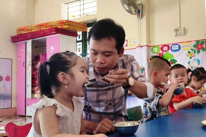Chăm sóc trẻ ở Trường mầm non Thành Sơn (Bá Thước, Thanh Hóa). TL.