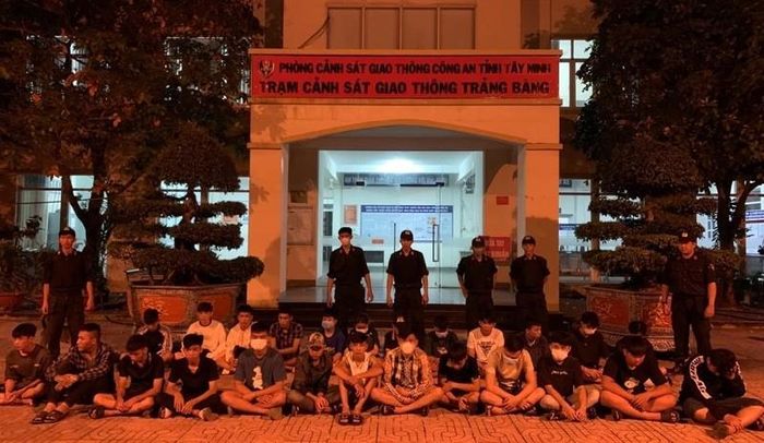 Các đối tượng bị bắt giữ sau khi có hành vi đua xe trái phép, chạy xe tốc độ cao,… Ảnh: Khánh Kim.