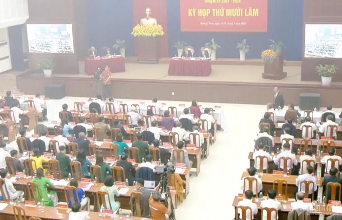 Khói bao trùm hội trường họp HĐND tỉnh Quảng Nam