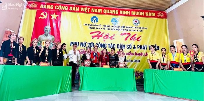  Phụ nữ huyện Kỳ Sơn tham gia Hội thi Phụ nữ với công tác dân số và phát triển. Ảnh: DSNA 