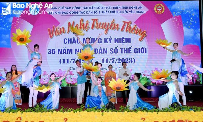  Chương trình văn nghệ truyền thông kỷ niệm 36 năm Ngày Dân số thế giới. Ảnh: Công Kiên 