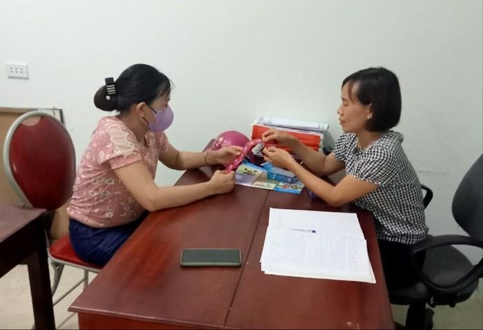  Viên chức dân số xã Tăng Thành (Yên Thành) hướng dẫn người dân thực hiện các biện pháp tránh thai. Ảnh: CSCC 