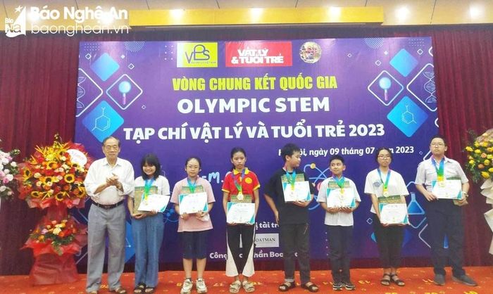  Em Nguyễn Thị Khánh Chi (thứ 2 từ trái qua) trong buổi lễ trao giải. Ảnh: GĐCC 