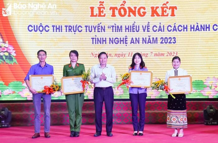  Đồng chí Lê Hồng Vinh - Ủy viên Ban Thường vụ Tỉnh ủy, Phó Chủ tịch Thường trực UBND tỉnh trao Bằng khen của Chủ tịch UBND cho các cá nhân. Ảnh: TL 