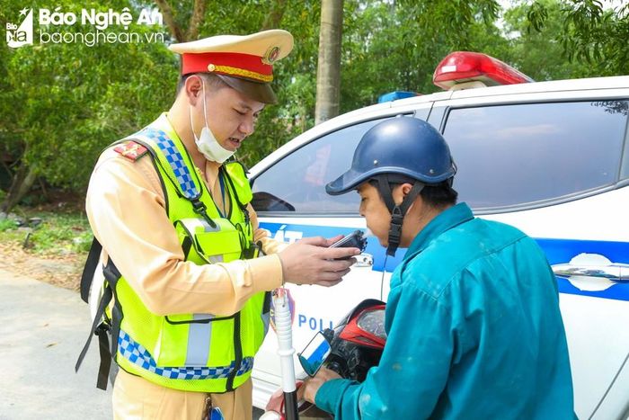  Lực lượng Cảnh sát giao thông Nghệ An kiểm tra nồng độ cồn đối với lái xe. Ảnh tư liệu 