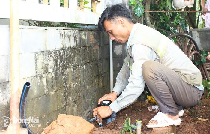 Nhân viên Công ty CP Cấp nước Gia Tân gắn đồng hồ nước sạch cho người dân nông thôn