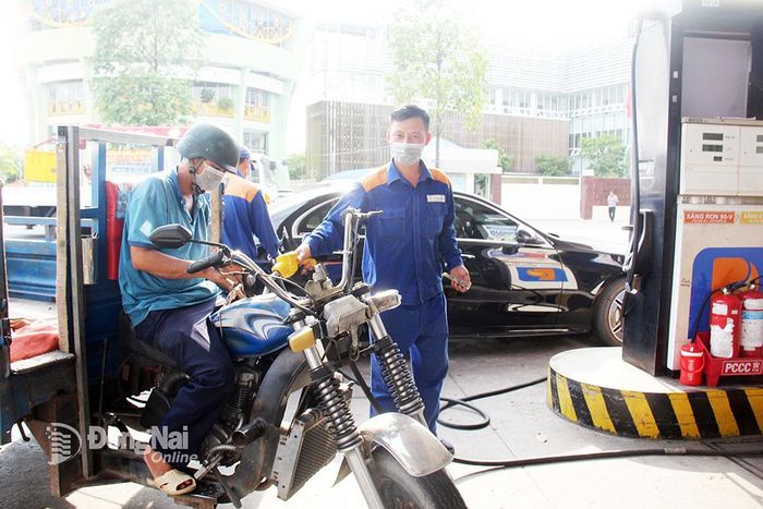 Giá nhiều loại xăng, dầu tăng đợt điều chỉnh giá bán lẻ ngày 11-7. Ảnh: Hải Hà