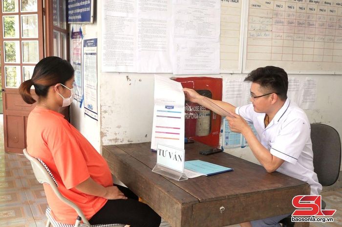 Nhân dân xã Chiềng Bằng được tư vấn chăm sóc sức khỏe trong thời gian mang thai.