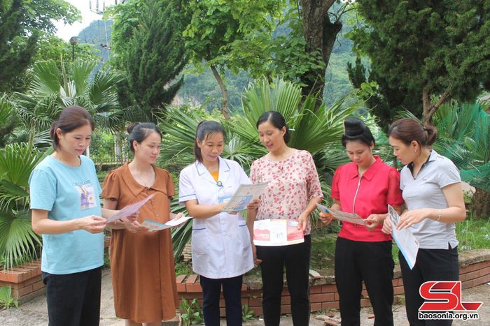 Nhân viên y tế Trạm Y tế xã Chiềng Bằng tư vấn về chăm sóc sức khỏe bà mẹ, trẻ em.
