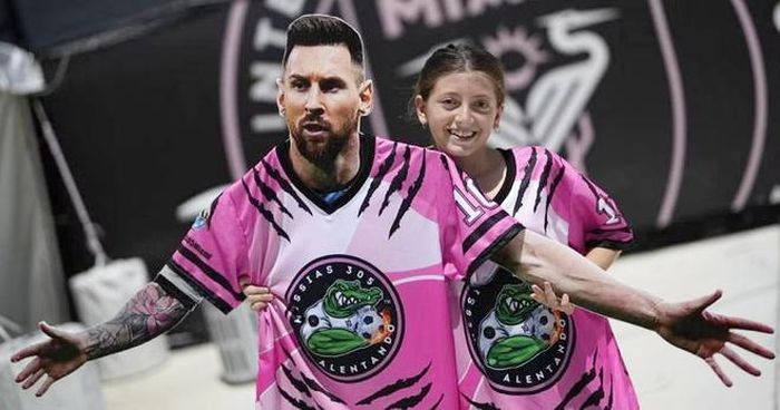 Một fan nữ nhỏ tuổi phấn khích bên hình nộm Messi