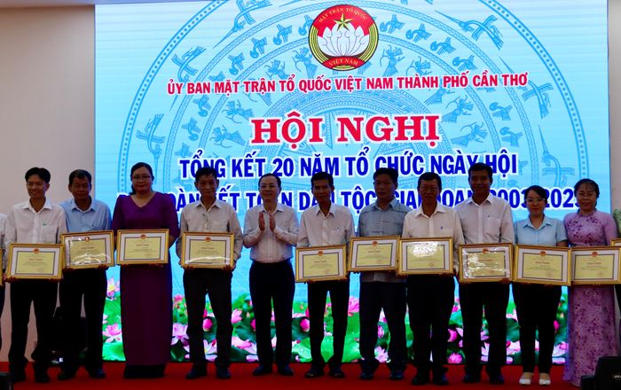 Ông Nguyễn Văn Hiếu - Bí thư Thành ủy Cần Thơ trao Bằng khen của UBND TP Cần Thơ cho các tập thể, cá nhân.
