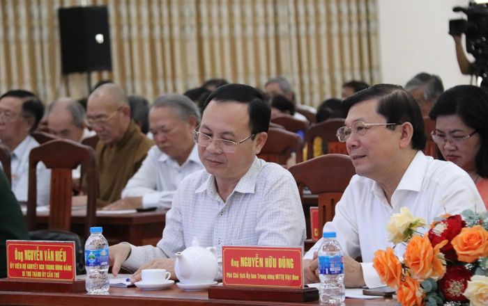 Phó Chủ tịch Ủy ban Trung ương MTTQ VIệt Nam Nguyễn Hữu Dũng và Bí thư Thành ủy Cần Thơ Nguyễn Văn Hiếu dự hội nghị.