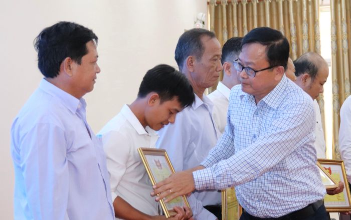 Ông Nguyễn Trung nhân trao bằng khen của Ủy ban MTTQ Việt Nam TP Cần Thơ cho đại diện các tập thể.