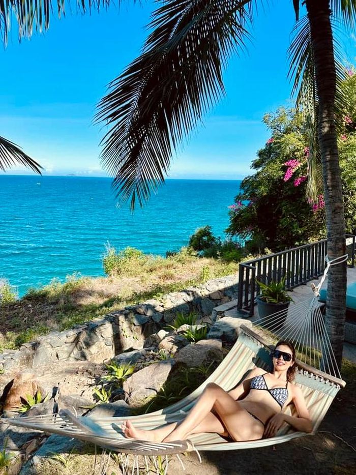 ... cùng thân hình gợi cảm, săn chắc của Jennifer Phạm