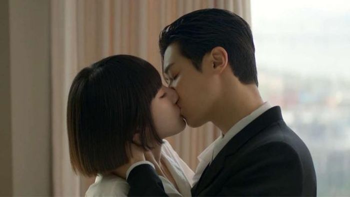 Kang Min Hyuk phải lòng Ah Ri ngay lần gặp đầu tiên. Ảnh: Netflix