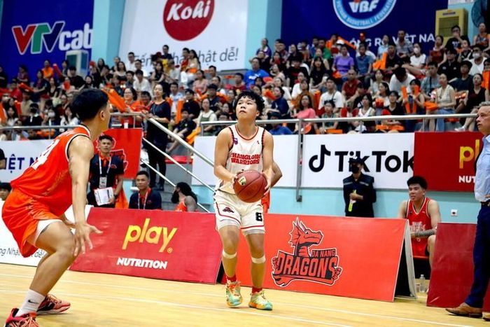 Cầu thủ trẻ Phạm Nhật Thái Quang có hai pha ném ba thành công.