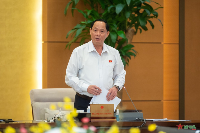 Phó chủ tịch Quốc hội Trần Quang Phương điều hành phiên họp. 