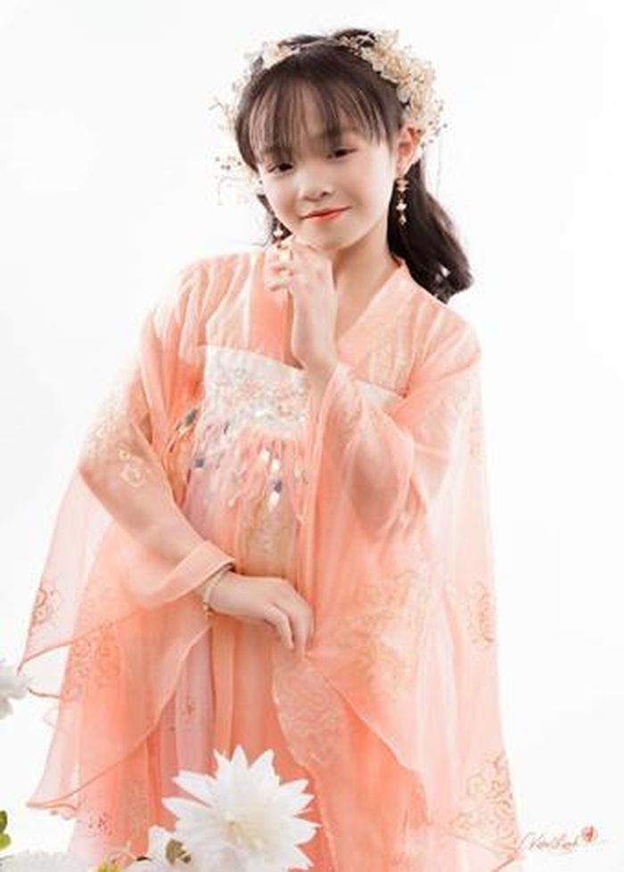 Tài năng nhí Chu Kiều Gia Linh giỏi giao tiếp tiếng Anh, tiếng Trung thành thạo.