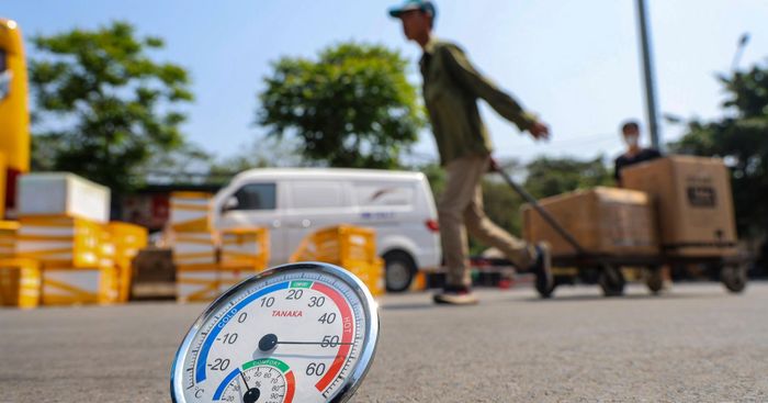 Nắng nóng ở Hà Nội hôm nay đến mức cao điểm trong cả đợt, ngoài trời có thế cao hơn do bức xạ từ đường nhựa, bê tông. Ảnh minh họa: Bảo Khánh