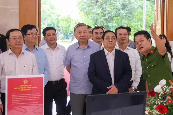 Thủ tướng Phạm Minh Chính cùng các đồng chí lãnh đạo tham quan triển lãm mô hình, sản phẩm ứng dụng triển khai Đề án 06 diễn ra ngay trước hội nghị. (Ảnh: Phạm Hải)