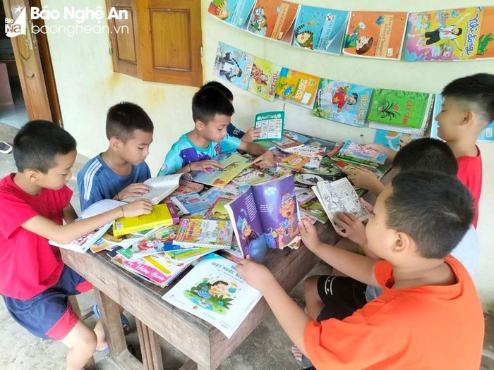  Tính đến ngày 11/7 trên địa bàn toàn huyện đã mở được 105 điểm đọc sách (tại các trường, nhà văn hóa cộng đồng, tại nhà giáo viên...). Ảnh: Đình Tuân 