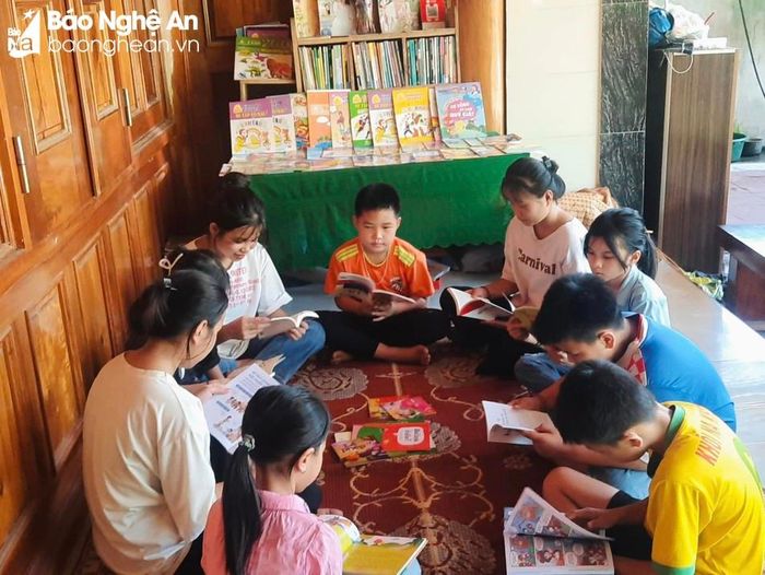  Nhiều giáo viên tự nguyện mượn sách mở điểm đọc sách tại nhà phục vụ cho các em. Ảnh: Đình Tuân 