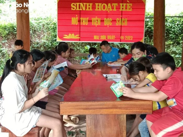  Trẻ em vùng biên giới Mai Sơn, Tương Dương chăm chú đọc sách ở thư viện. Ảnh: Đình Tuân 