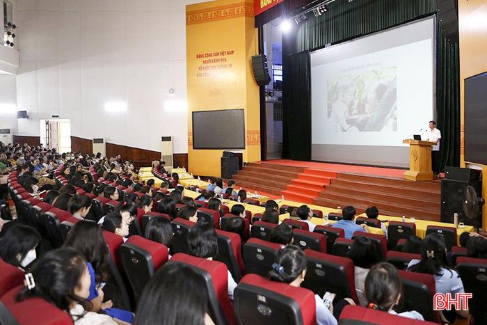 Công đoàn Viên chức Hà Tĩnh tổ chức hội nghị chuyên đề về “Giáo dục đạo đức, lối sống lứa tuổi vị thành niên thời kỳ 4.0”.