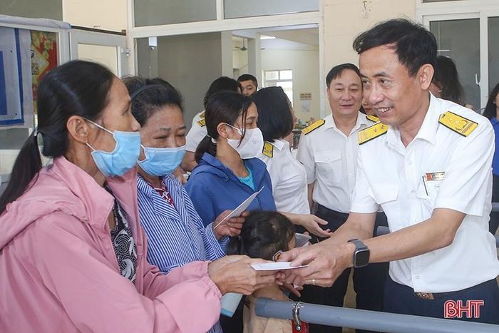 Công đoàn Cục thuế tỉnh trao quà cho các bệnh nhân khó khăn.