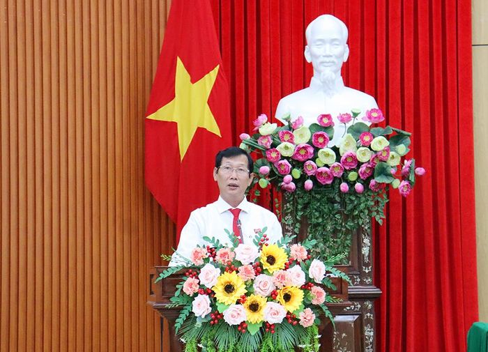 Phó Chủ tịch UBND tỉnh An Giang Lê Văn Phước trình bày báo cáo về tình hình kinh tế - xã hội 6 tháng đầu năm, phương hướng, nhiệm vụ 6 tháng cuối năm 2023