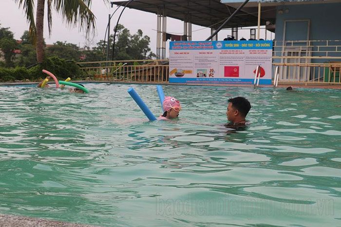 Trẻ học bơi tại bể bơi Ðầm Sen (TP. Ðiện Biên Phủ) vào kì nghỉ hè.