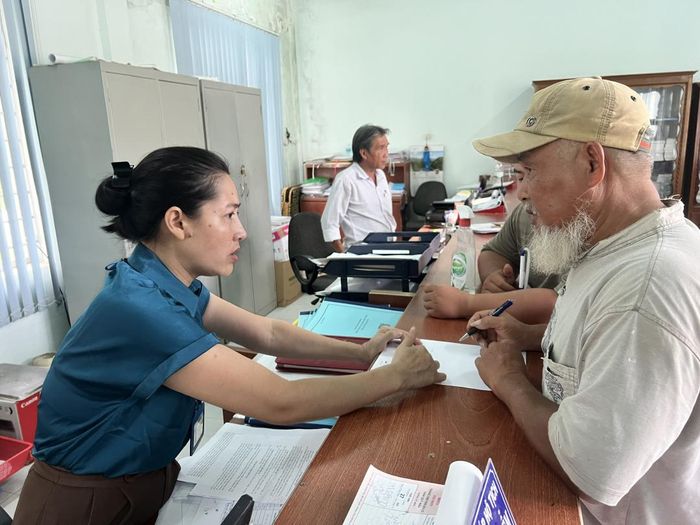 Công chức bộ phận một cửa UBND xã Ninh Ích hướng dẫn thủ tục cho người dân.