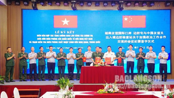 Đồn Biên phòng cửa khẩu quốc tế Hữu Nghị (Việt Nam) và Trạm Kiểm tra Biên phòng xuất nhập cảnh Hữu Nghị Quan (Trung Quốc) đã ký kết và trao nhau biên bản tăng cường giao lưu công tác chính trị